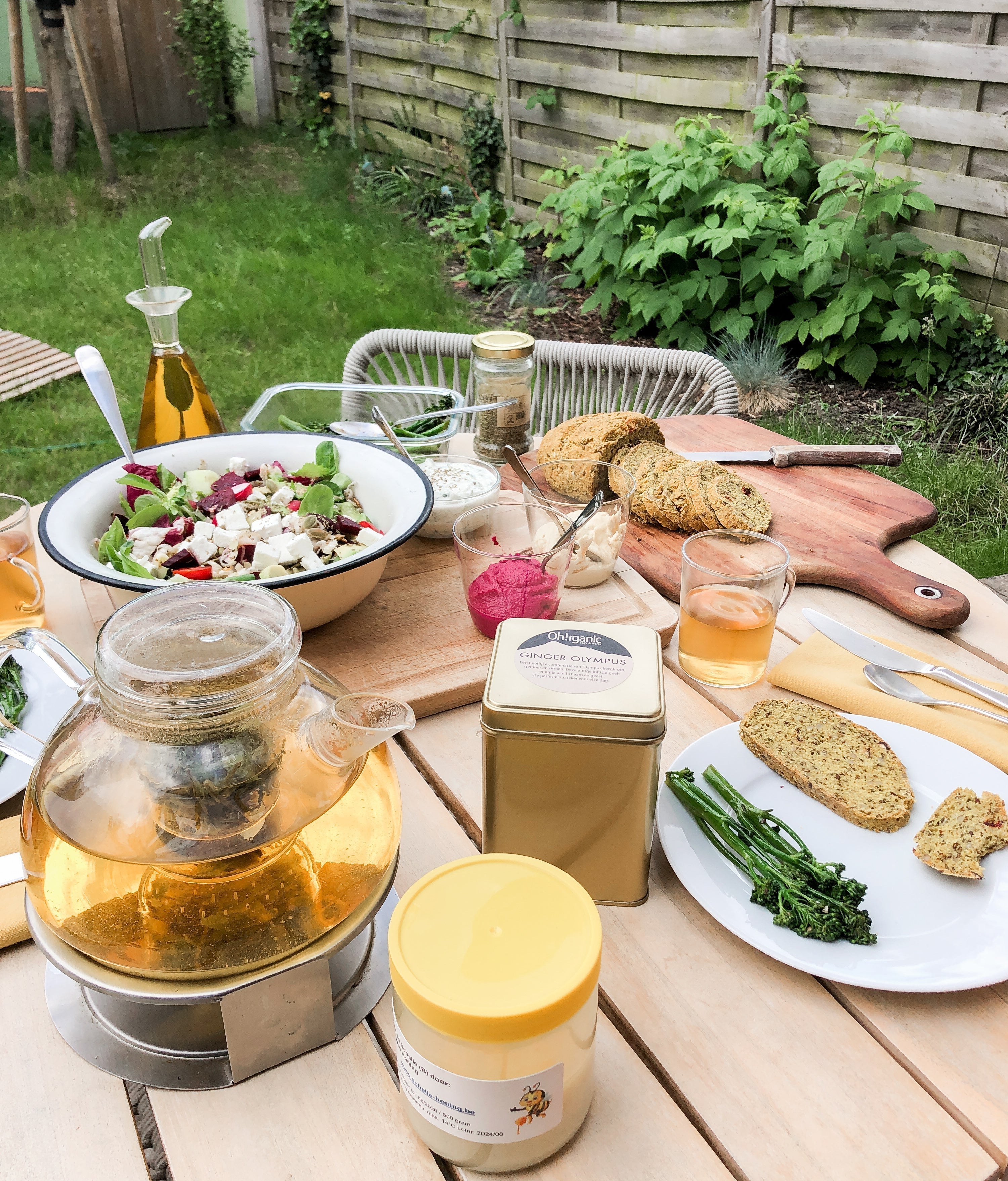 Koolhydraatarm Bollywood brood met salade, kortgebakken bimi, tzatziki en bergthee van Ohrganic