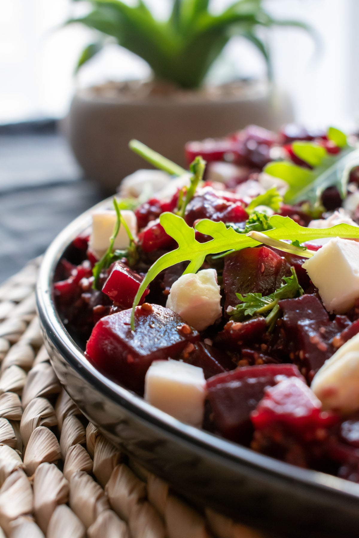 Maaltijdsalade met zwarte linzen, rode biet en feta